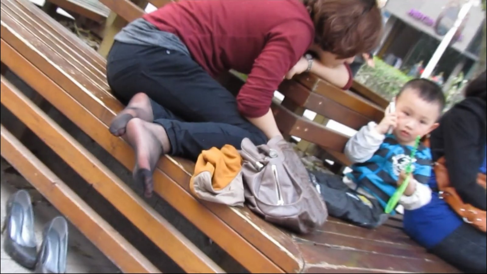 Seeing the funny behavior of children and wear nylon feet